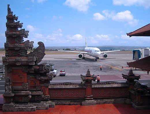  Bali  Un avion  cu 100 de persoane la bord s a prbuit n 