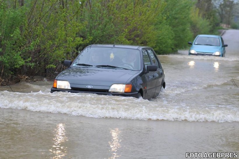 Furtuna a făcut prăpăd în mai multe localități din țară. Viituri, inundații și poduri distruse 482