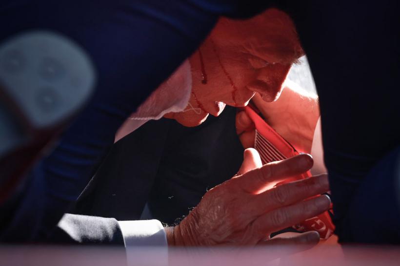 În imagini: Donald Trump, cu sânge pe față, după tentativa de asasinat de la mitingul din Pennsylvania