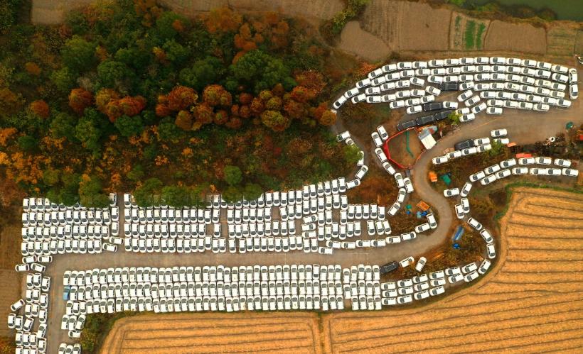 Cimitirul mașinilor electrice. De ce au fost abandonate mii de vehicule pe un câmp din China