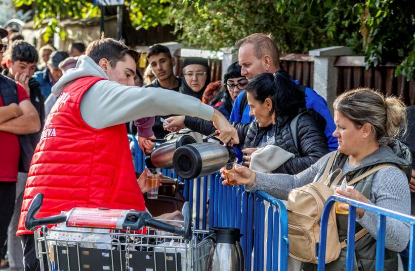 Câți bani a câștigat o femeie care a reciclat PET-urile pelerinilor de la Sf. Parascheva