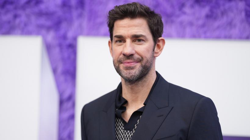 John Krasinski a fost desemnat „cel mai sexy bărbat în viață” în 2024. Este căsătorit cu o actriță celebră