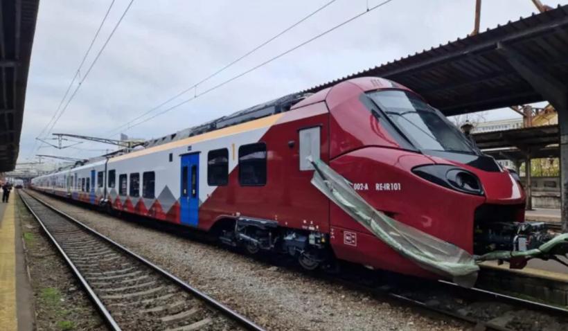 Primul tren electric nou din România a pornit la drum. Printre călători s-a numărat și Ciolacu. Cât a durat drumul București-Brașov