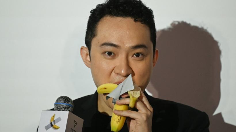 Miliardarul chinez Justin Sun și-a mâncat banana de 6 milioane de euro în fața jurnaliștilor: „Este mult mai bună decât celelalte”