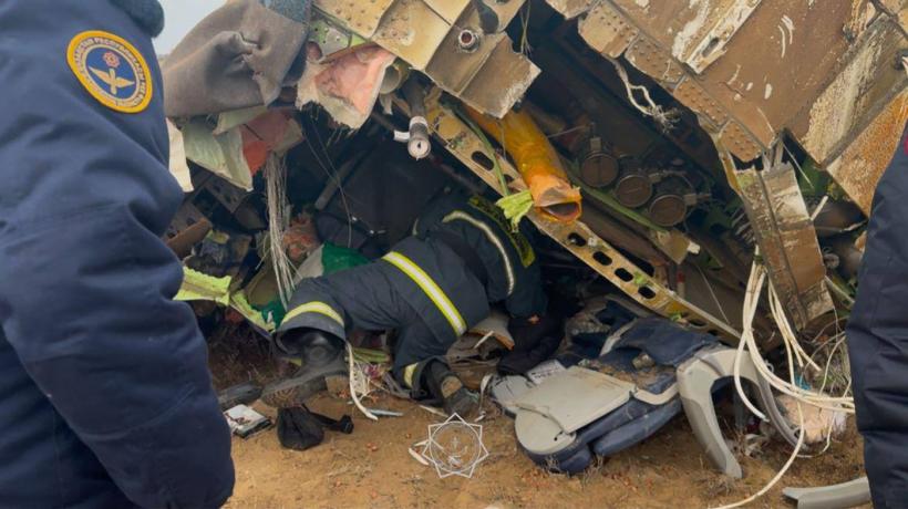 Scene cutremurătoare după prăbușirea avionului în Kazahstan. O fetiță a ieșit din epava în flăcări: „Salvează-mi mama. Mama e acolo”