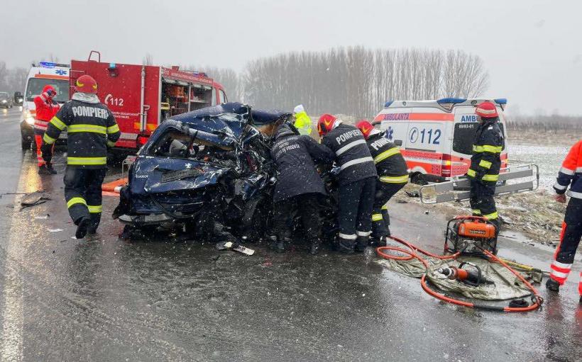 Încă o tragedie pe E85. Un tânăr și-a pierdut mama și fratele, după ce a intrat cu mașina pe contrasens și s-a izbit de o ambulanță