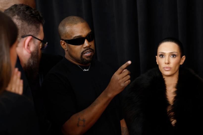 Un cititor pe buze a dezvăluit ce i-a spus Kanye West soției sale, înainte să pozeze în rochia transparentă la Grammy 2025