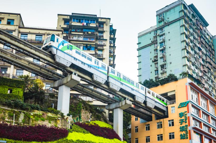 „Un Hong Kong pe steroizi”. Orașul din China în care trenurile traversează blocurile, aproape necunoscut în lume