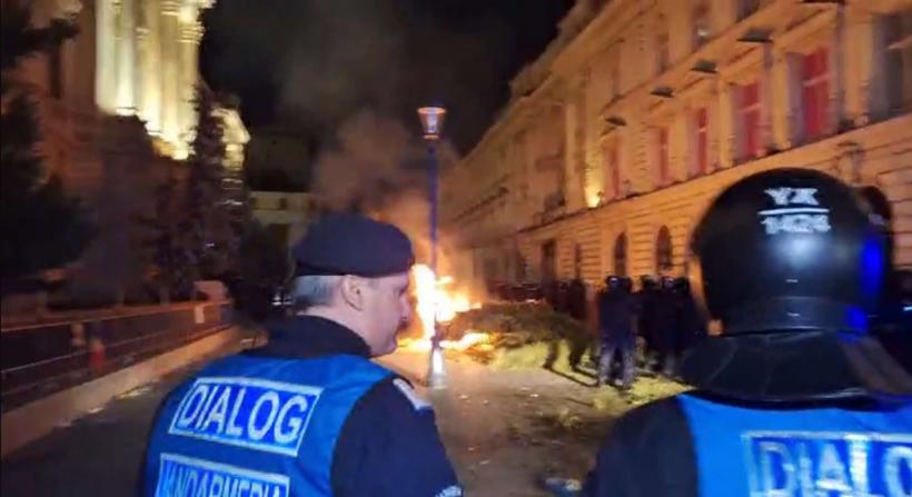 Violenţe în faţa BEC. Oamenii lui Călin Georgescu aruncă cu sticle incendiare şi pietre în jandarmi şi presă