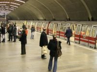 Alarme false cu bombă la metrou şi aeroport
