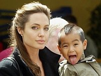 Angelina Jolie adoptă un copil din Vietnam
