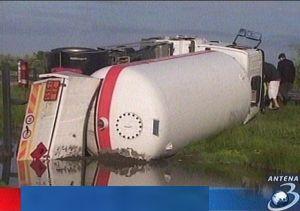 Camion cu azotat de amoniu răsturnat la Botoşani