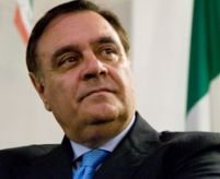 Un ministru italian sare în apărarea românilor