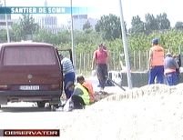 Muncitorii români moţăie la soare. A dat căldura