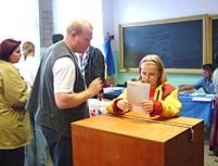 Românii din străinătate se înghesuie la vot