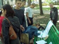 UE. Tinerii români - cei mai puţin activi public 