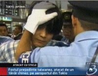 Fostul preşedinte taiwanez atacat cu sticle de suc