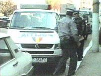Poliţist prins în timp ce primea mită
