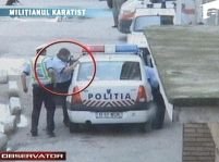 Poliţist filmat în timp ce bătea un bărbat încătuşat