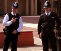 Poliţiştii britanici vor avea caschete cu camere video 
