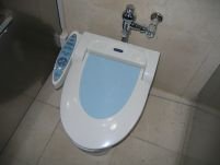 Bucureştenii vor avea toalete publice care se curăţă singure