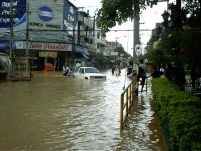 China este lovită de inundaţii şi alunecări de teren