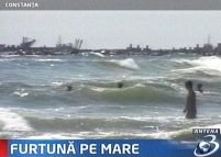 Furtună la Marea Neagră. Turiştii nu au voie în apă <font color=red>(VIDEO)</font> 