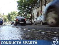 Un şuvoi de apă curge de trei zile de sub linia tramvaiului 42