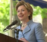 Hillary returnează o parte din banii de campanie  