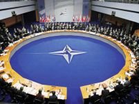 Franţa reintră în structura militară a NATO 