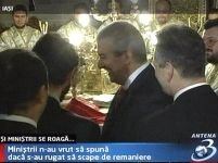 Miniştrii s-au rugat la moaştele Cuvioasei Parascheva <font color=red>(VIDEO)</font>