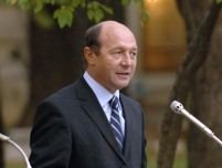 Băsescu i-a ironizat pe jurnalişti la întoarcerea de la Lisabona