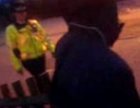 Două poliţiste britanice care au oferit ţigări unor minori scapă nepedepsite <font color=red>(VIDEO)</font>