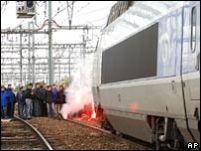 Greviştii din Franţa au sabotat TGV-ul