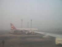 Traficul aerian şi rutier îngreunat de ceaţă