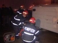 Ambulanţă răsturnată în zona Vitan din Capitală <font color=red>(VIDEO)</font>