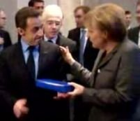 Merkel îl ironizează pe Sarkozy şi îi oferă cadou un stilou <font color=red>(VIDEO)</font>