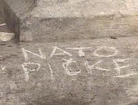 O inscripţie anti-Nato, descoperită pe pereţii Palatului Parlamentului