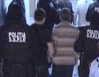 Bucureşti: Poliţiştii au arestat o bandă care lăsa bătrânii fără case <font color=red>(VIDEO)</font>
