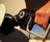 Benzina, mai scumpă în România decât în Germania sau Franţa