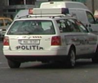Poliţiştii comunitari din Craiova lipesc afişe electorale
