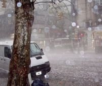 Meteorologii avertizează că vin ploi şi grindină