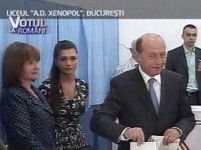 <font color=red>Votul politicienilor.</font> Preşedintele Traian Băsescu s-a prezentat la urne