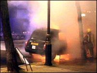 Londra: 500 de taxiuri retrase din circulaţie după ce a 8-a maşină a luat foc