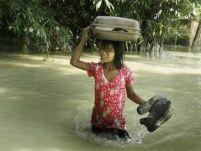 Zeci de mii de oameni sunt izolaţi în India după ce 20 de localităţi au fost acoperite de ape