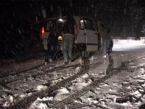 Iarna ne ia prin surprindere. Zeci de maşini blocate în Maramureş din cauza zăpezii