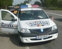 Poliţist din Bucureşti, rănit după ce maşina Poliţiei s-a ciocnit cu un trailer agabaritic