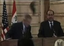 Irak. George Bush, atacat cu pantofii de un jurnalist, în timpul unei vizite-surpriză (VIDEO)