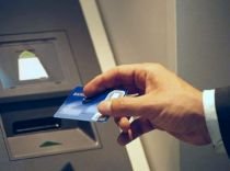 O bancă americană şi-a sistat tranzacţiile din Europa, după fraude comise de infractori români