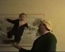Acrobat...la nici 1 an. Lecţii de echilibristica de la un bebeluş (VIDEO)